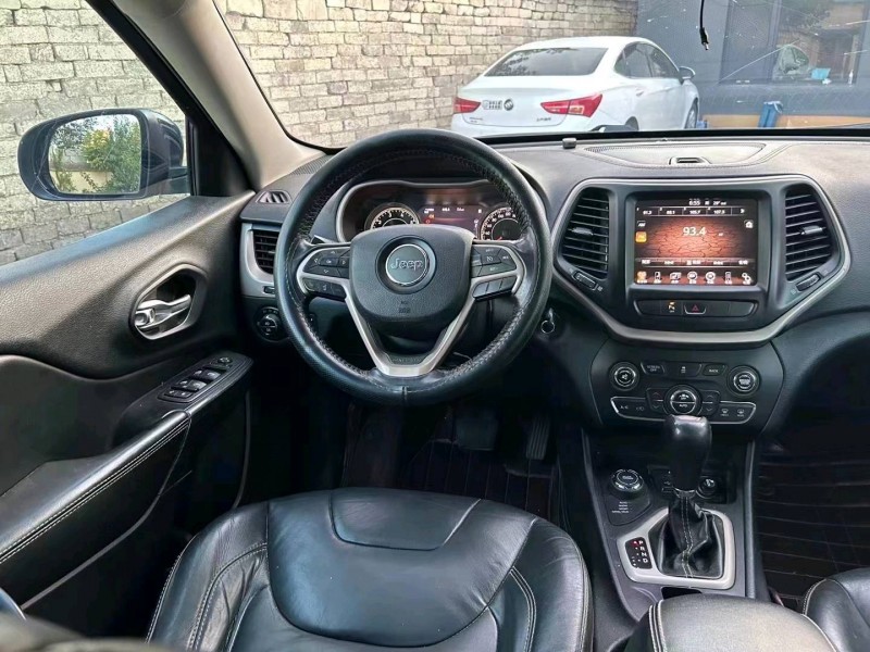 枣庄17年Jeep自由光9