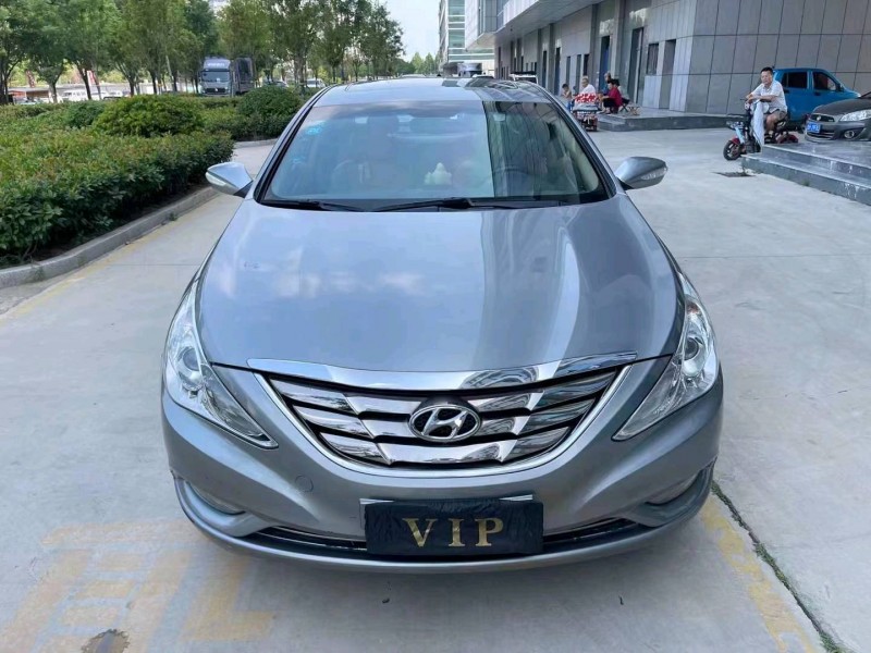 济宁17年现代索纳塔八1