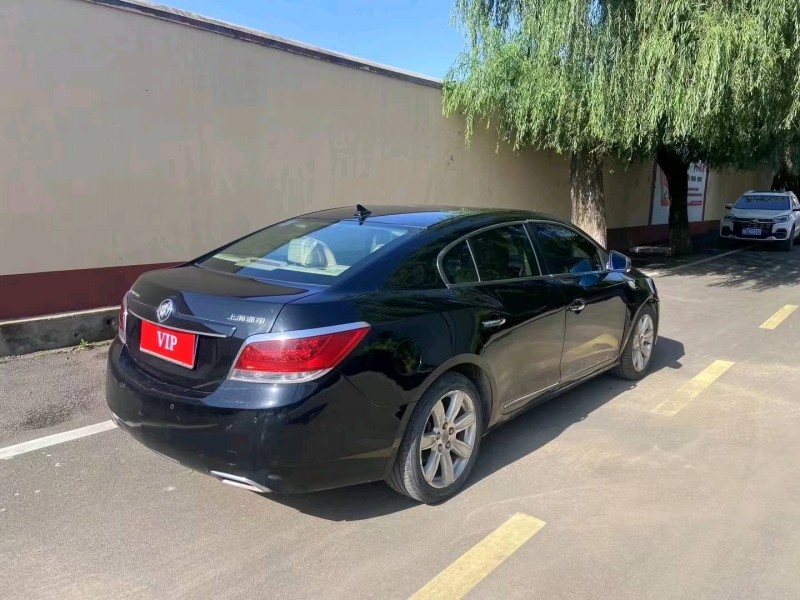 青岛10年别克君越8