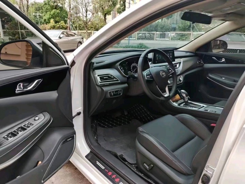 珠海20年長安汽車銳程CC3