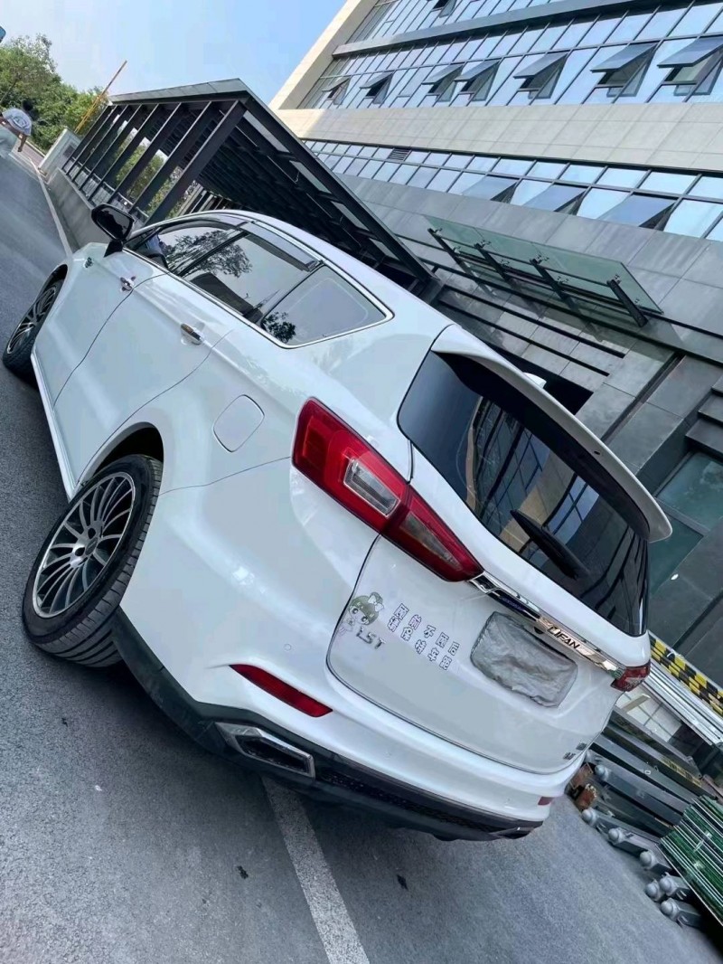 成都19年力帆汽车轩朗4