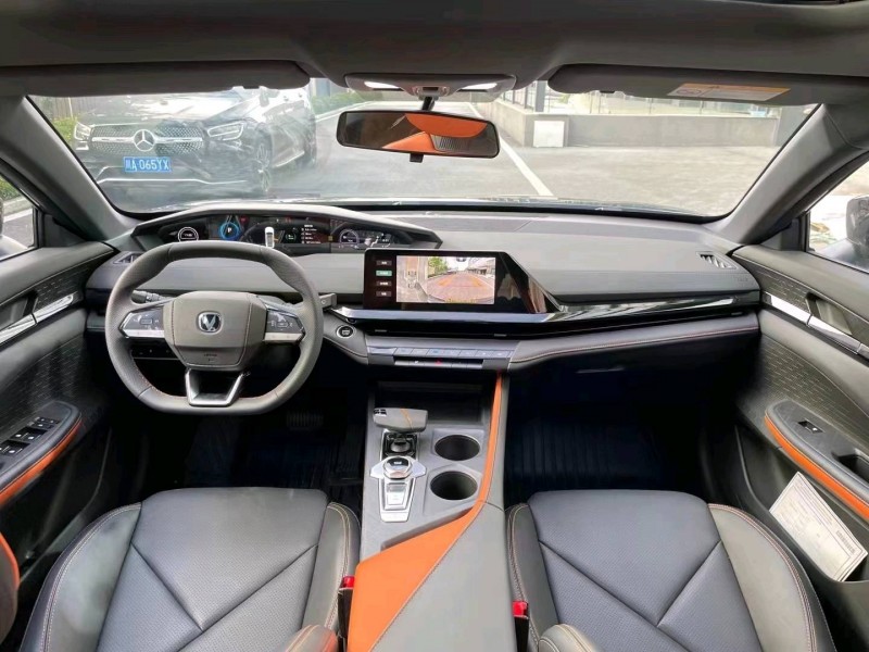 成都23年長安汽車UNI-V8