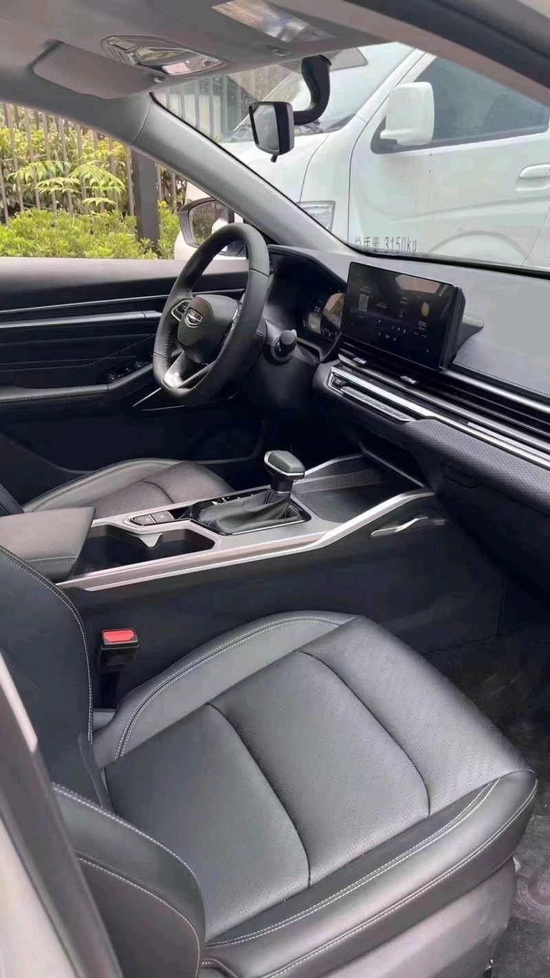 成都22年吉利帝豪8