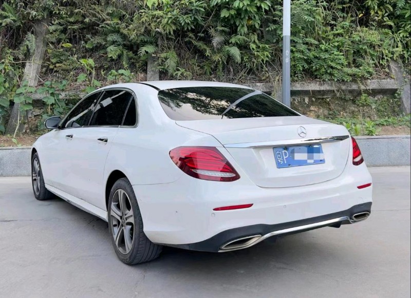 广州17年奔驰E8