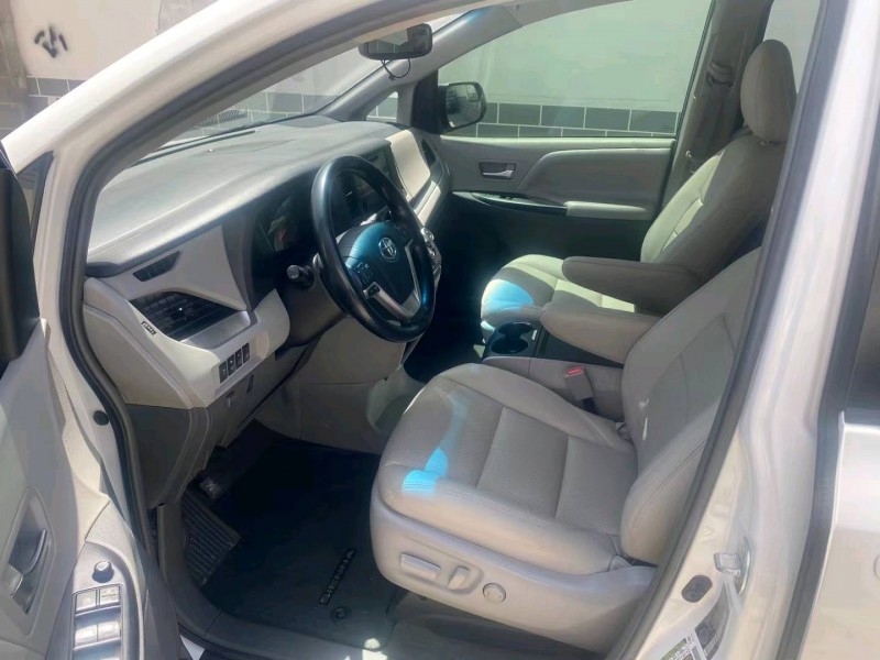 保定15年丰田塞纳4