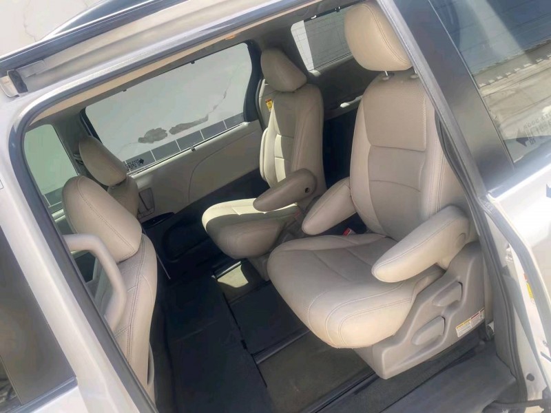 保定15年丰田塞纳5