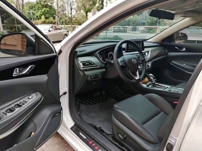 珠海20年長安汽車銳程CC3