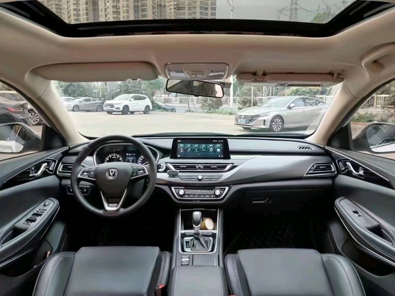 珠海20年長安汽車銳程CC5