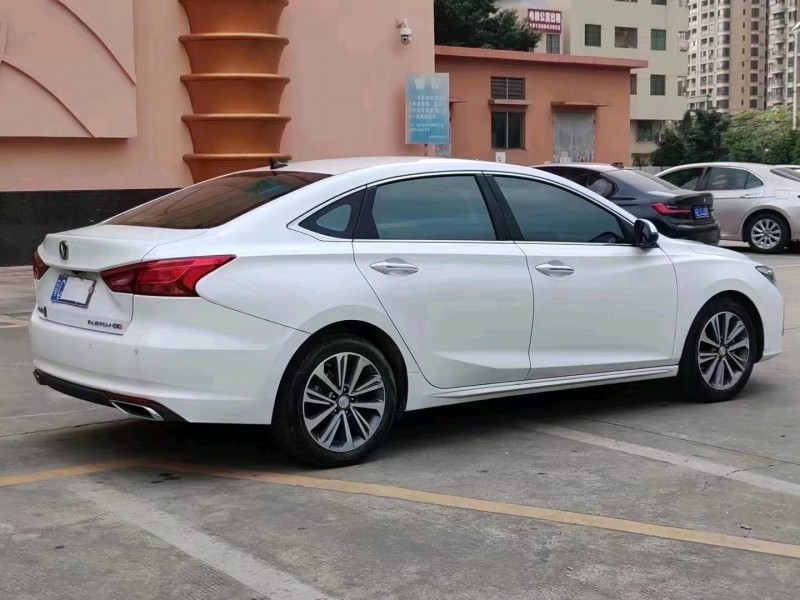 珠海20年長安汽車銳程CC8