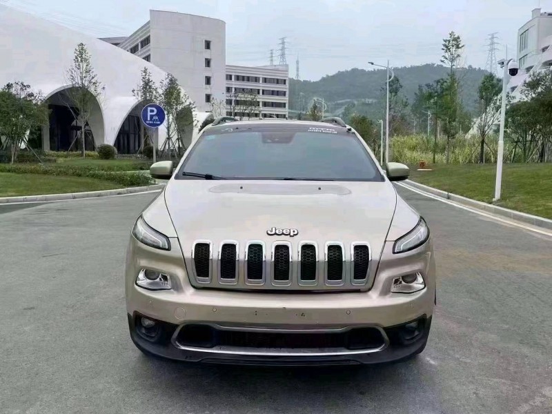 嘉兴16年Jeep自由光1