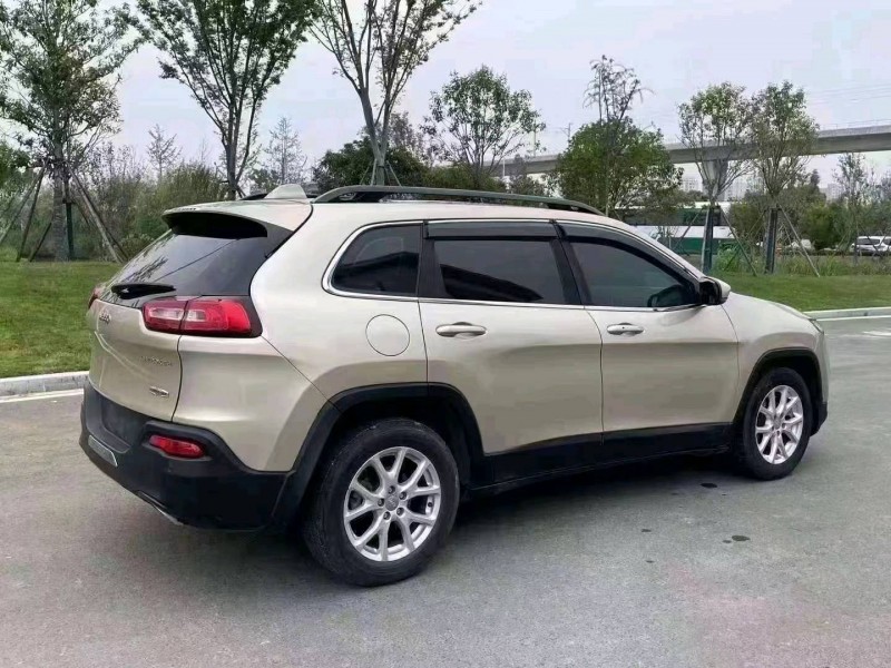 嘉兴16年Jeep自由光4