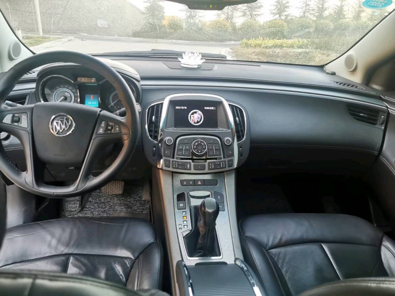 青岛12年别克君越5