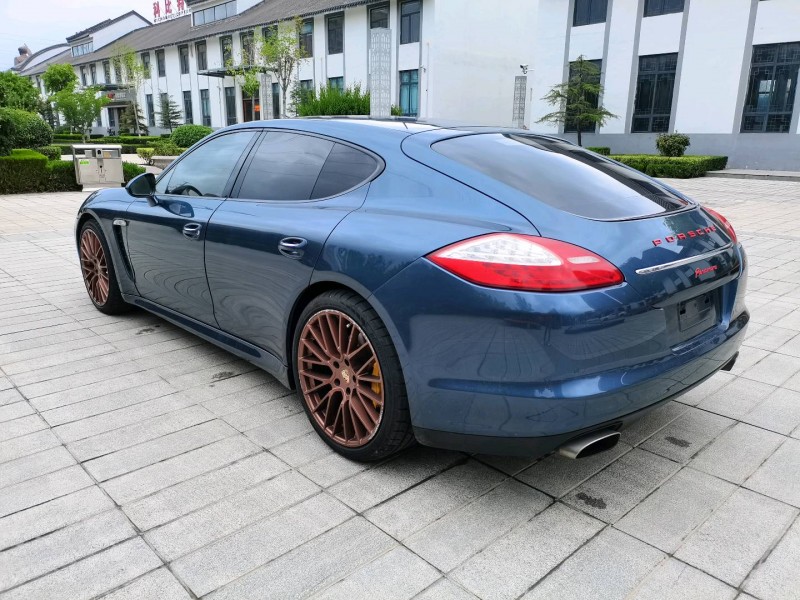济宁12年保时捷帕拉梅拉6