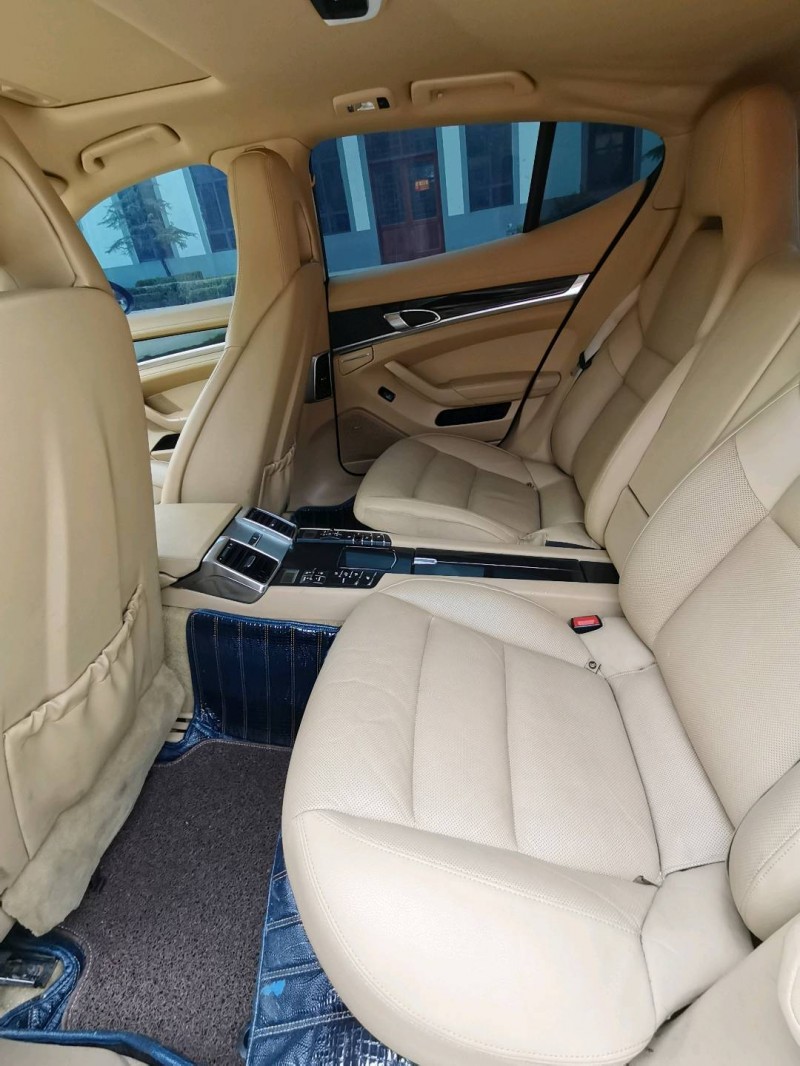 济宁12年保时捷帕拉梅拉8