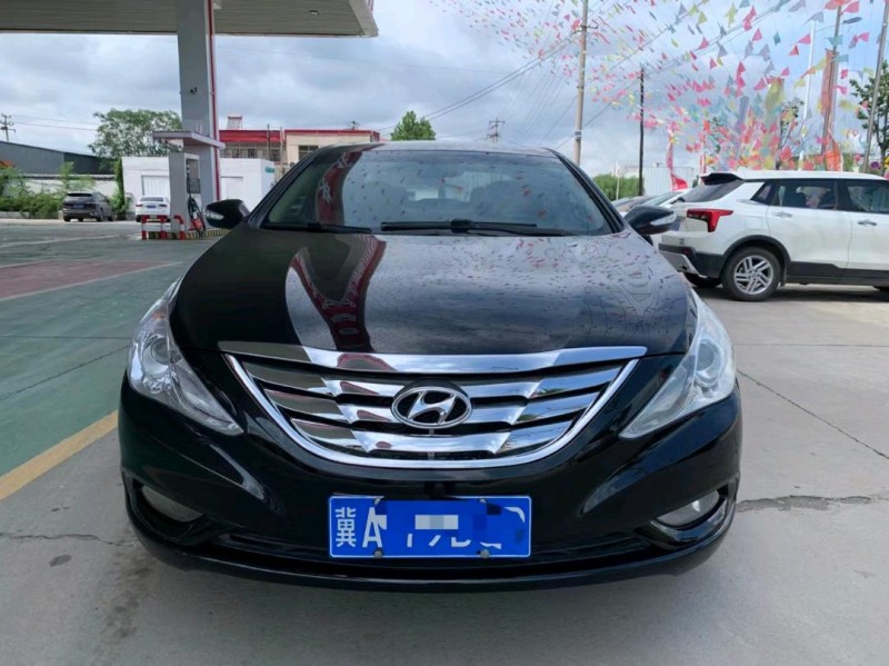 保定12年现代索纳塔八1