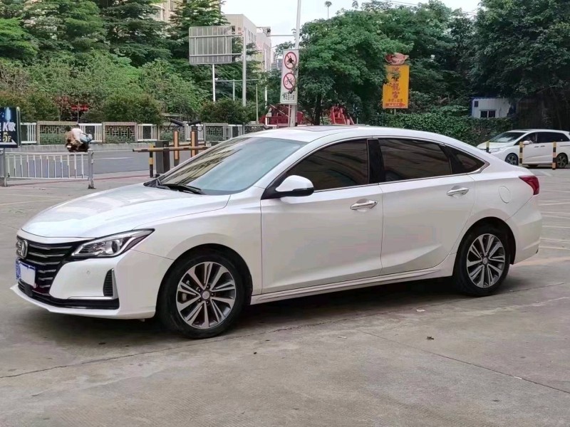 珠海20年長安汽車銳程CC2