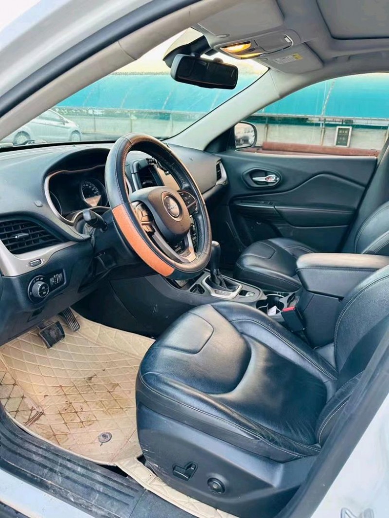 东莞17年Jeep自由光4