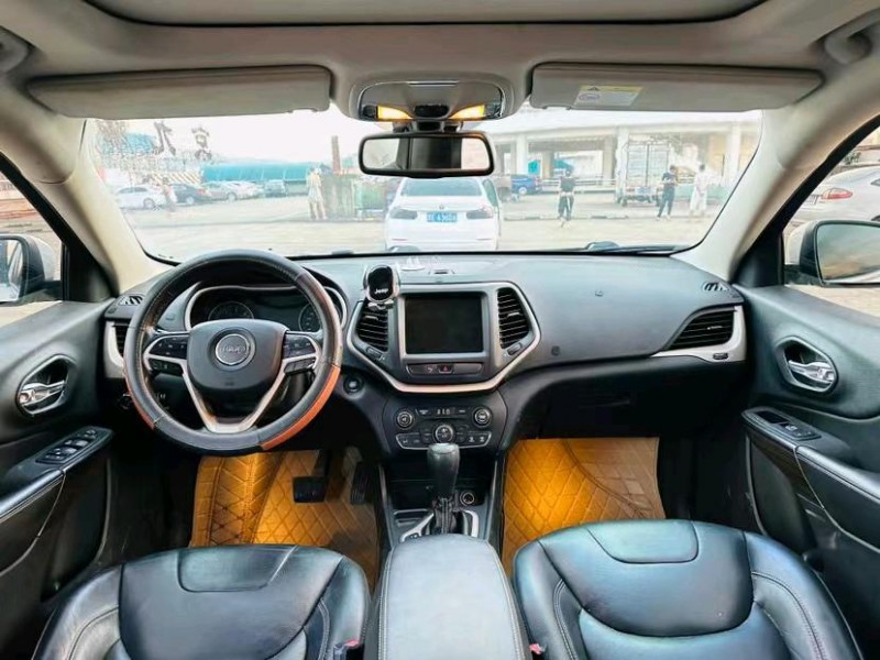 东莞17年Jeep自由光5