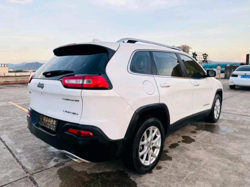 东莞17年Jeep自由光7