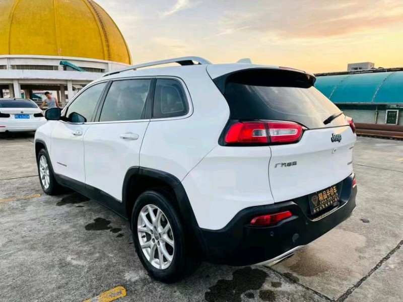 东莞17年Jeep自由光8