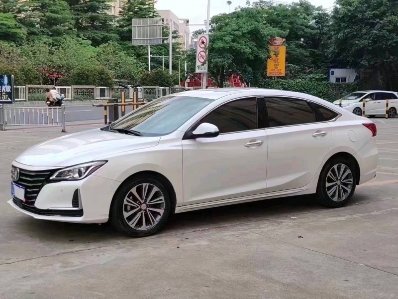 深圳20年長安汽車銳程CC2