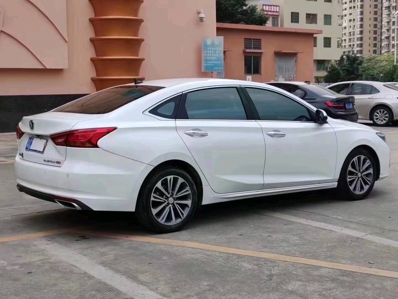 深圳20年長安汽車銳程CC4
