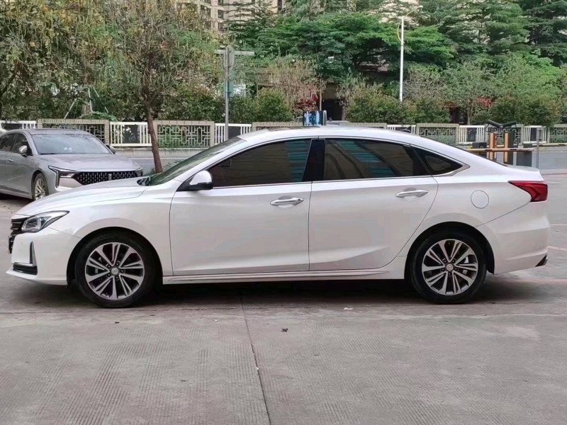 深圳20年長安汽車銳程CC5