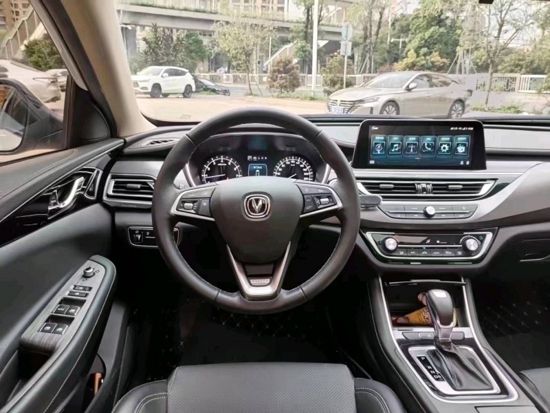 深圳20年長安汽車銳程CC7