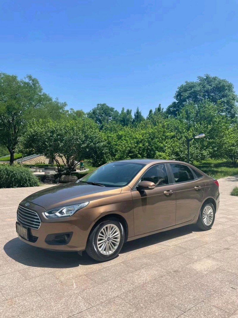 邢台15年福特福睿斯2