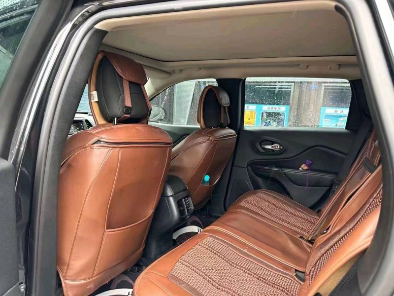 重庆17年Jeep自由光8