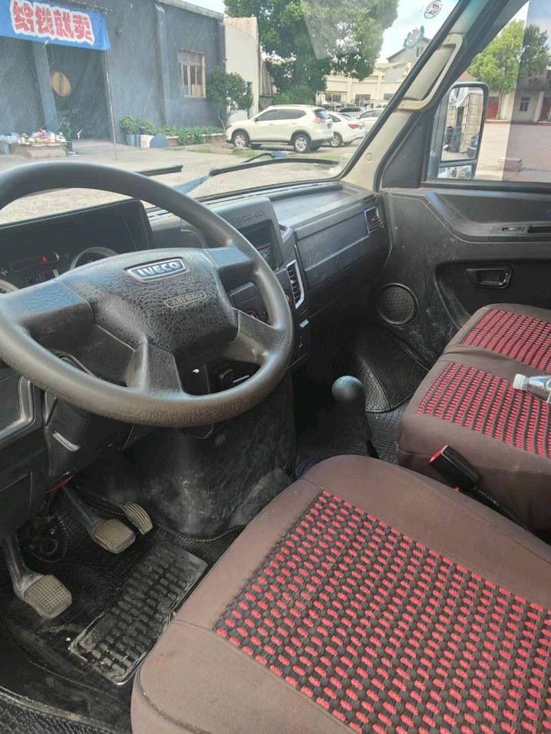 宜昌18年依维柯得意5