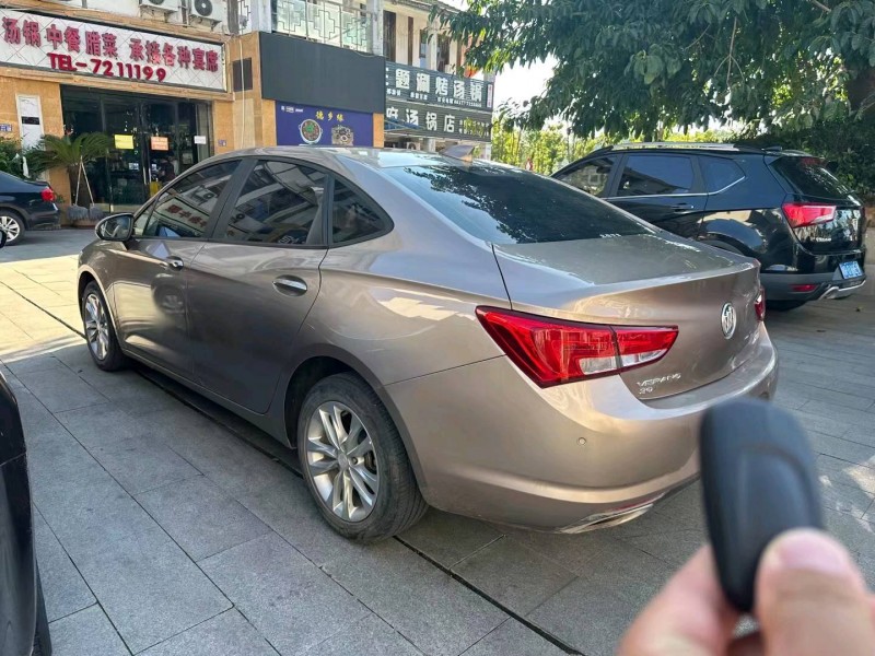 重庆18年别克威朗8