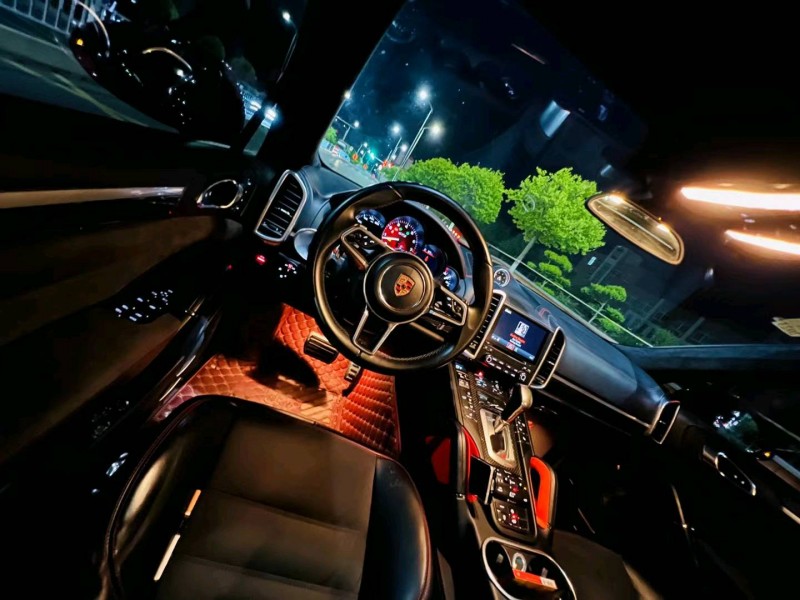 济南17年保时捷卡宴8