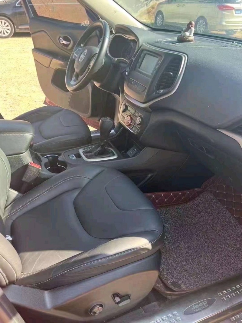 枣庄16年Jeep自由光8