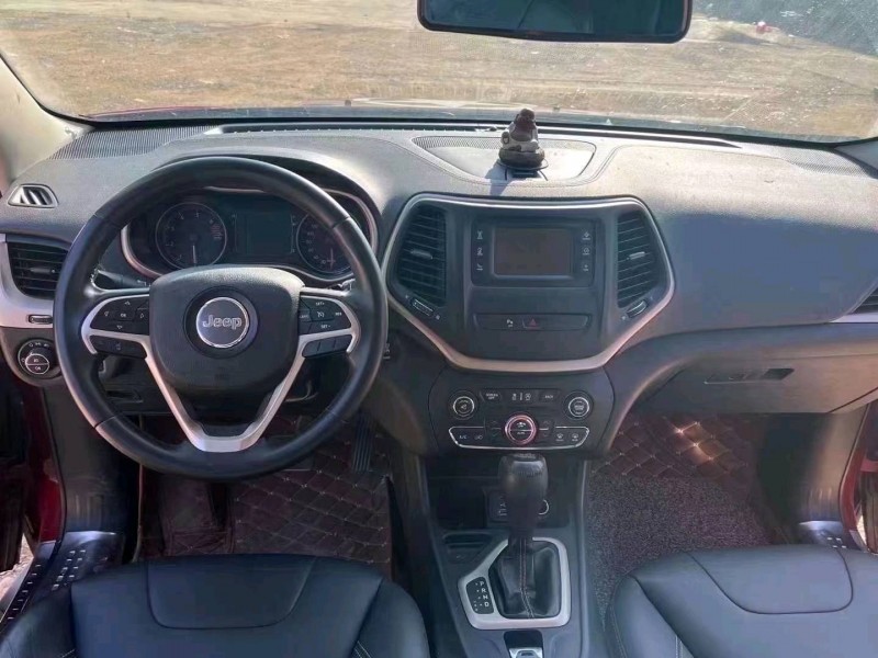 枣庄16年Jeep自由光9