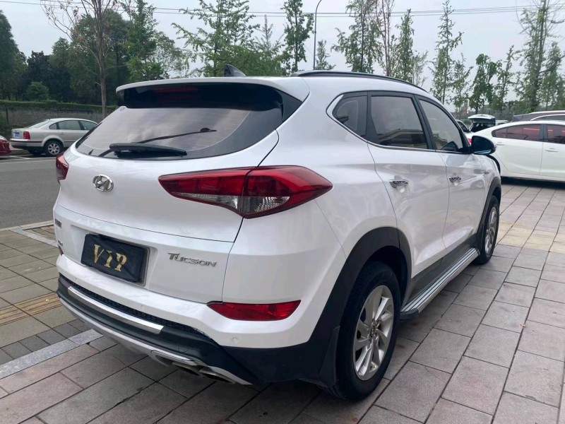 成都16年现代途胜7