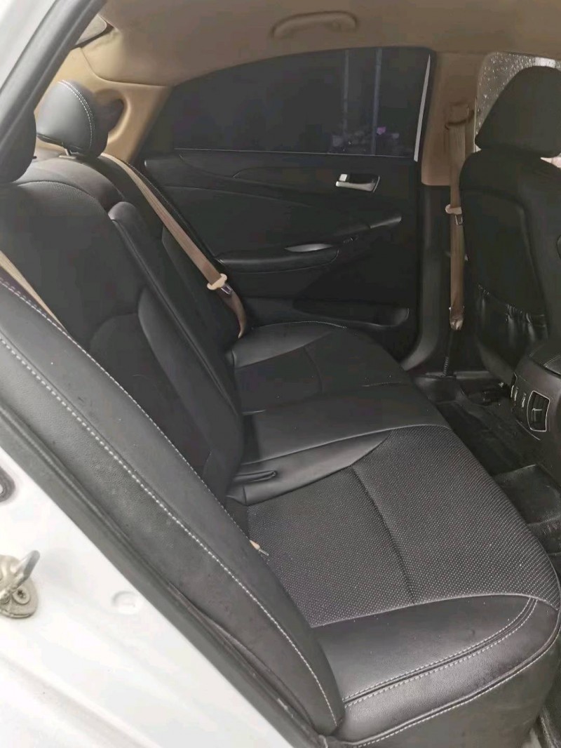 保定13年现代索纳塔八4