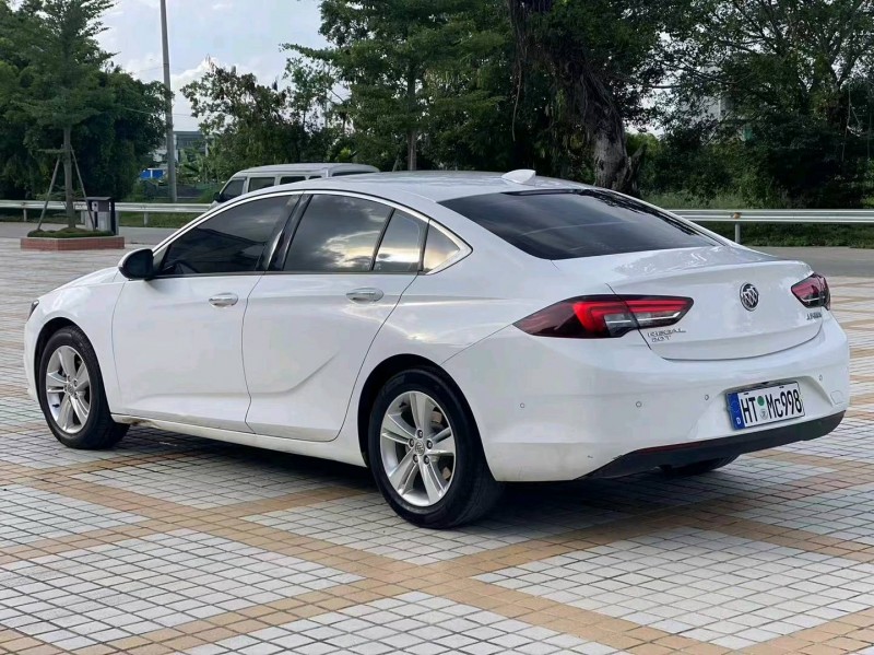 汕头18年别克君威7