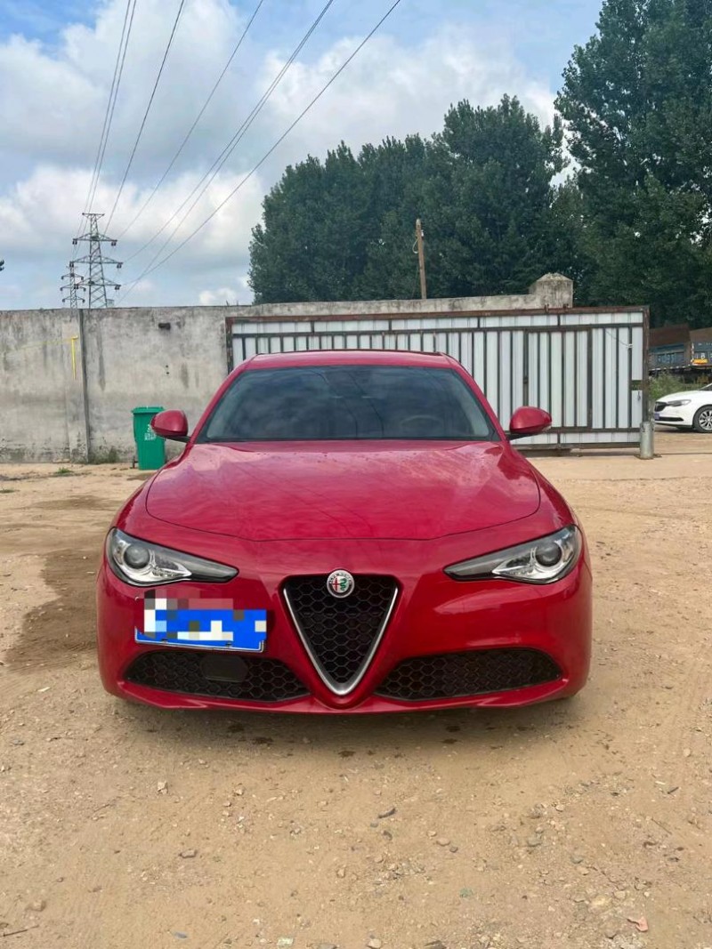 青岛18年阿尔法·罗密欧Giulia1