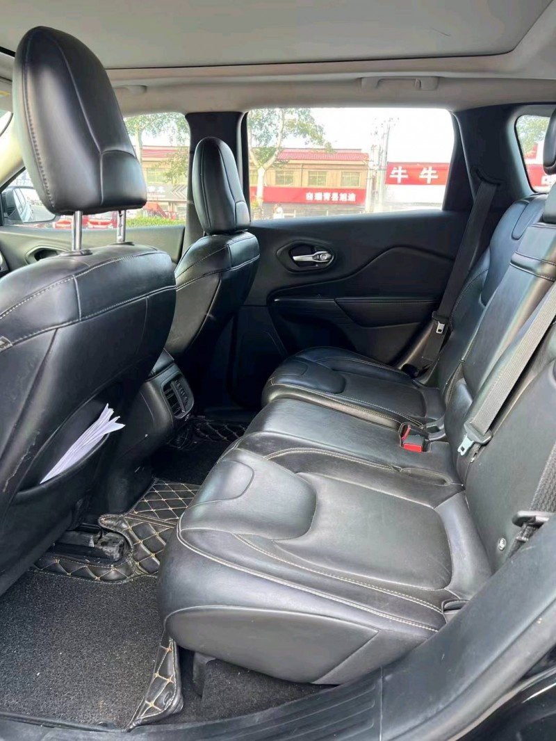 邯郸17年Jeep自由光5