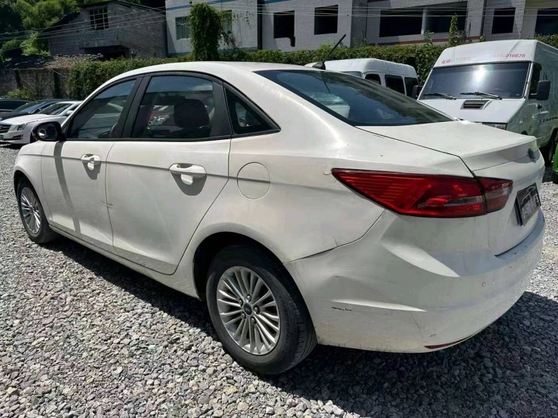 重庆18年福特福睿斯4