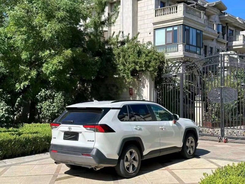 东营22年丰田RAV4荣放4