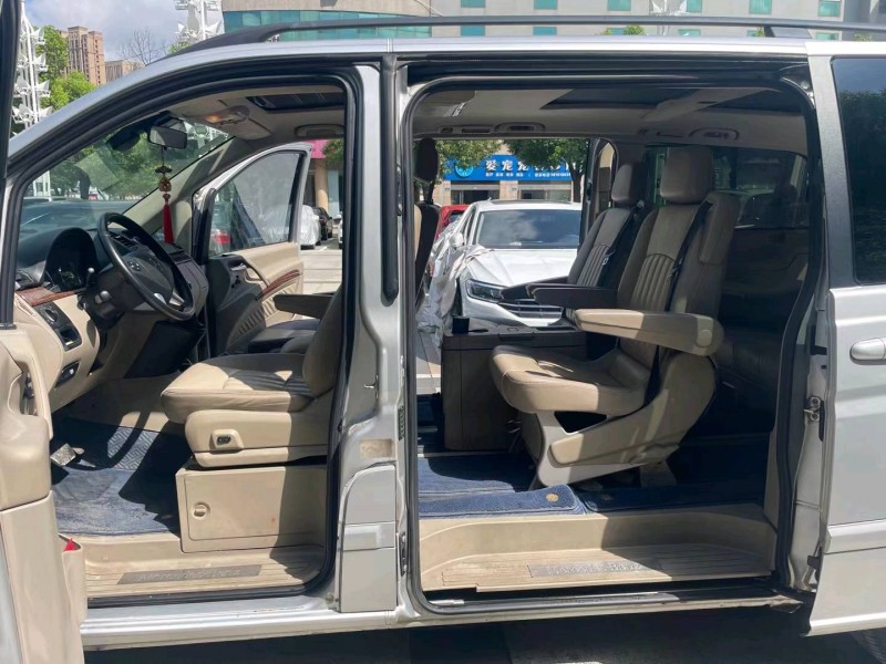 常州11年奔驰唯雅诺8