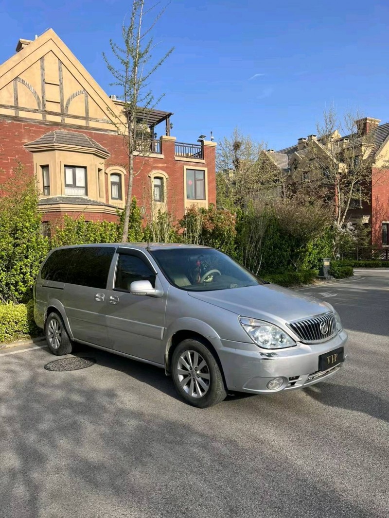 青岛11年别克GL82