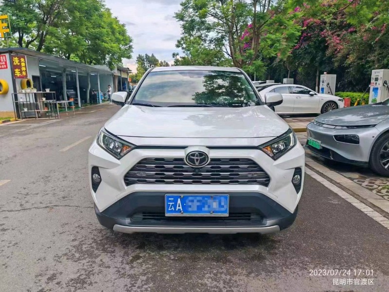 曲靖21年豐田RAV4榮放1