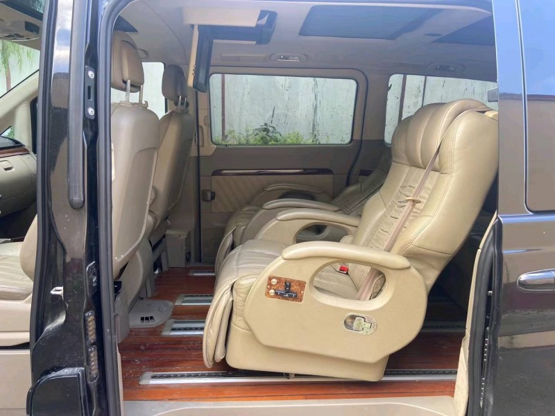 青岛13年奔驰唯雅诺4