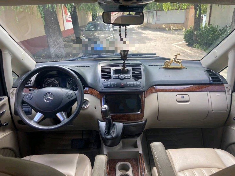 青岛13年奔驰唯雅诺6