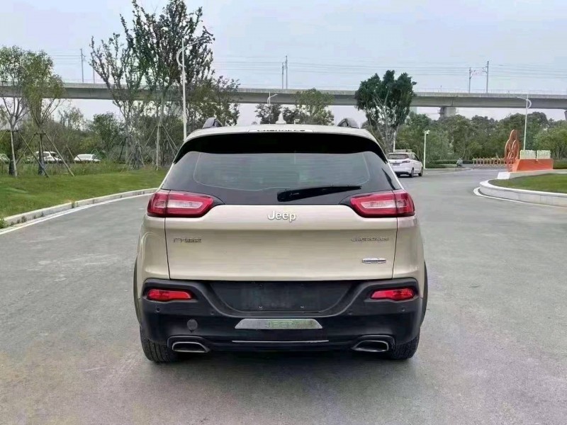 嘉兴16年Jeep自由光9