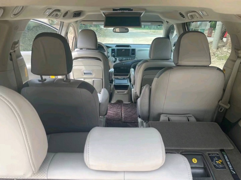 保定14年丰田塞纳4