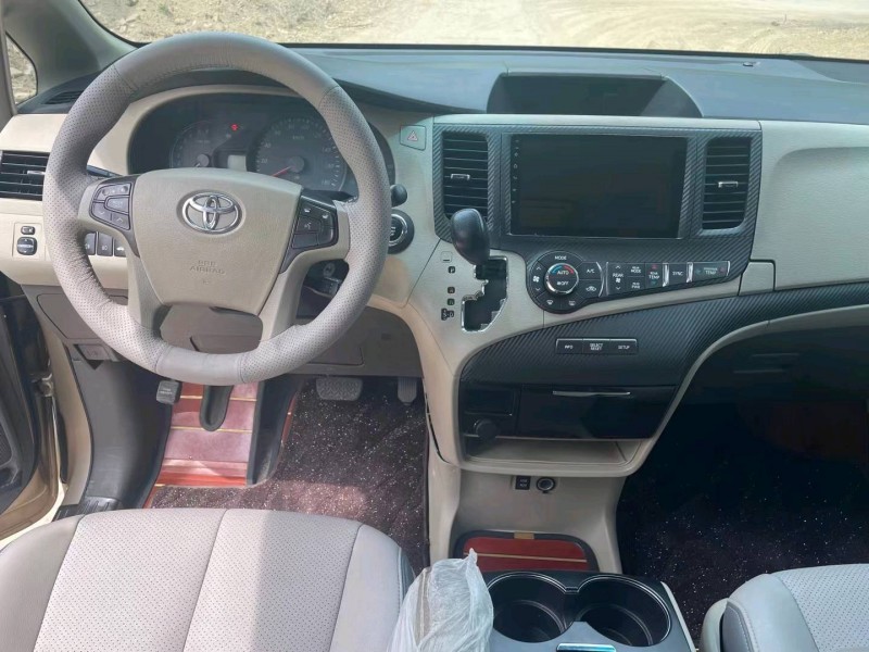 保定14年丰田塞纳6